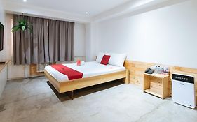 RedDoorz Plus at Boni Avenue Mandaluyong