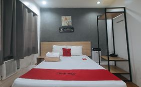 RedDoorz Plus at Boni Avenue Mandaluyong
